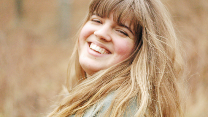 Foto einer strahlenden Frau mit wallenden Haaren