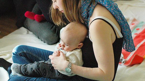 Mutter mit Baby am Schoß
